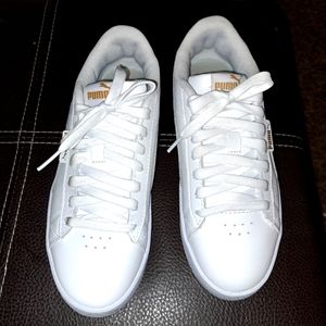 Pumas sneakers (JADA) Size 7.5 Brand New only worn for 1 hour.